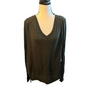 Velvet by Graham and Spencer Long Sleeve Top w/ V Neck Size Small S in Grey Gray